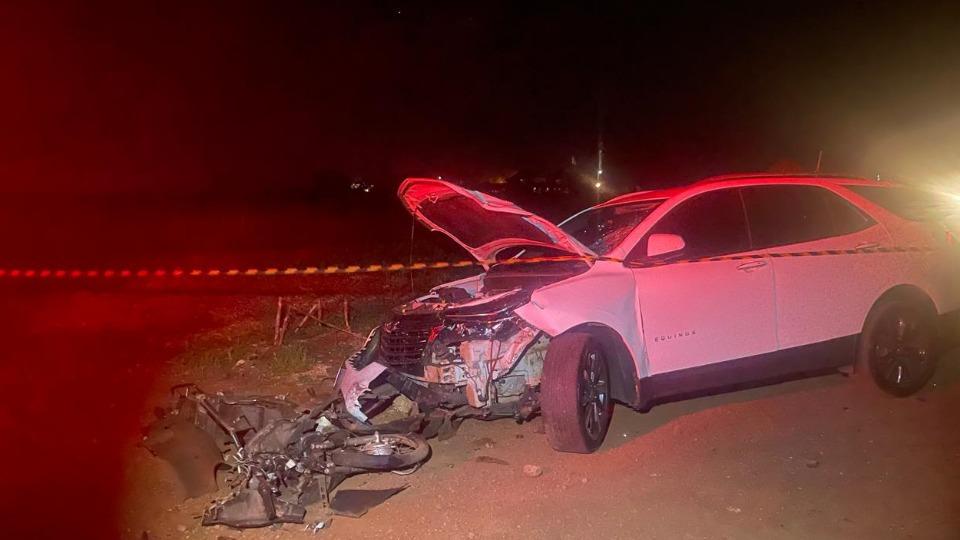 Colisão frontal deixa motociclista morto
