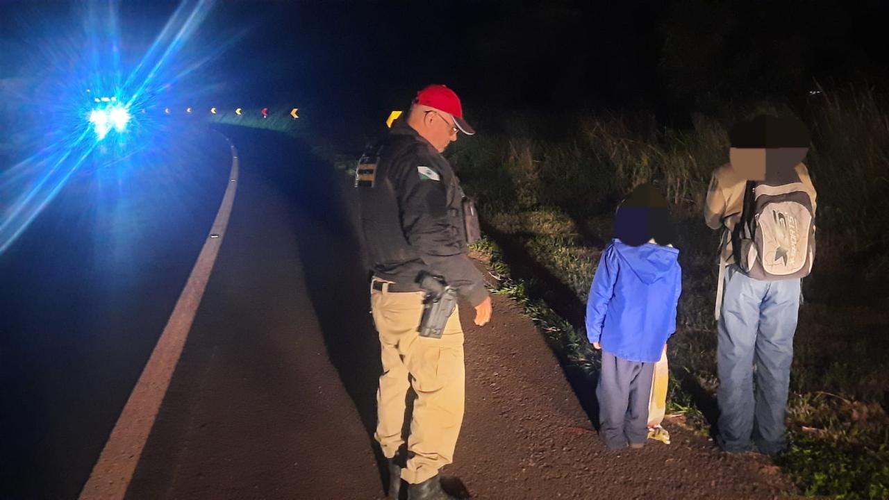 Crianças que fugiram de casa para conhecer influenciador digital são resgatadas pela polícia em rodovia