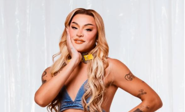 Fã puxa lace de Pabllo Vittar e artista responde com tapa