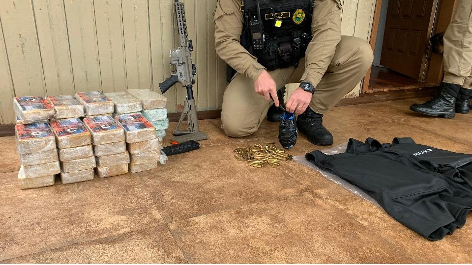 Grande quantidade de crack, além de fuzil e munições são apreendidos na região