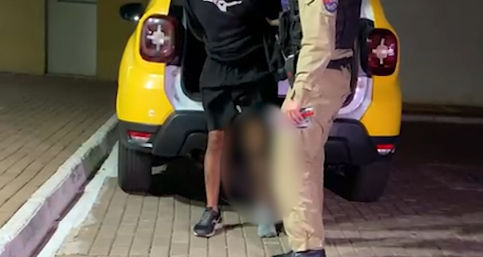 Homem é detido após briga com irmão e ameaça com faca