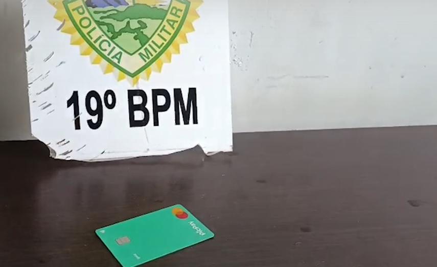 Homem é detido após utilizar cartão de crédito encontrado na rua