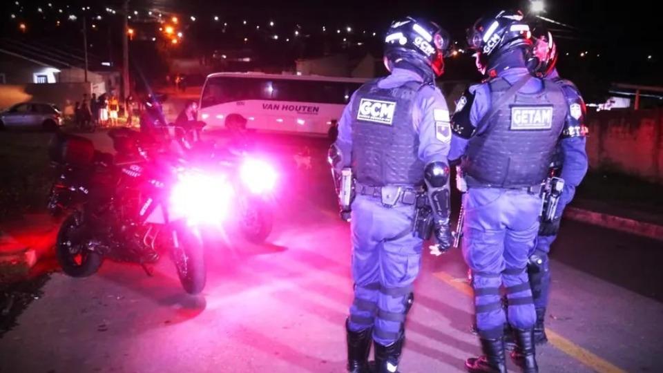 Jovens são baleados após discussão em campo de futebol