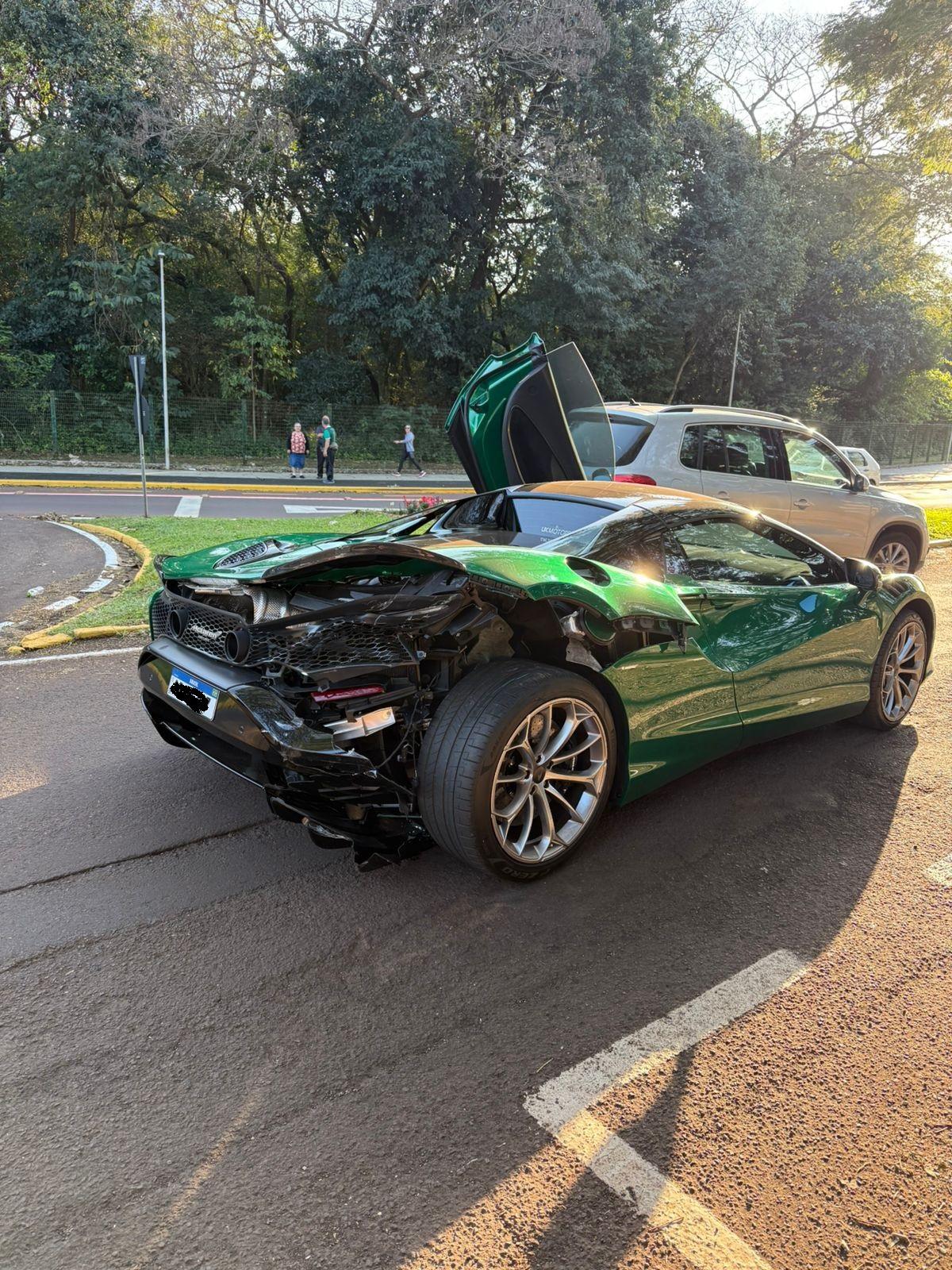 Veja! McLaren avaliada em R$ 3 milhões se envolve em batida com Corsa em Toledo