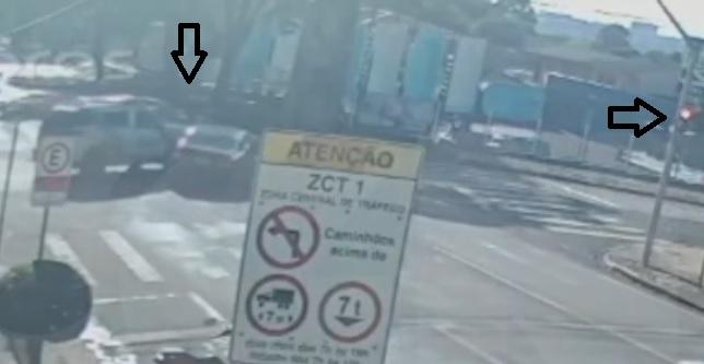 Motorista 'fura' sinal vermelho e bate em viatura da PM