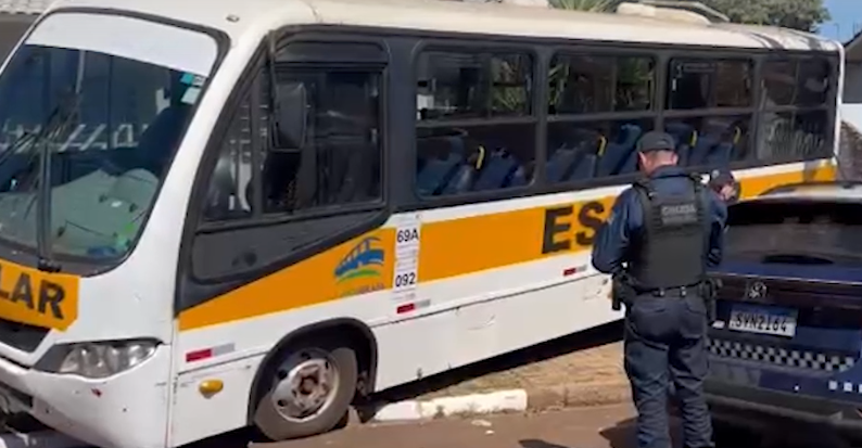 Ônibus escolar perde freio e atinge residência