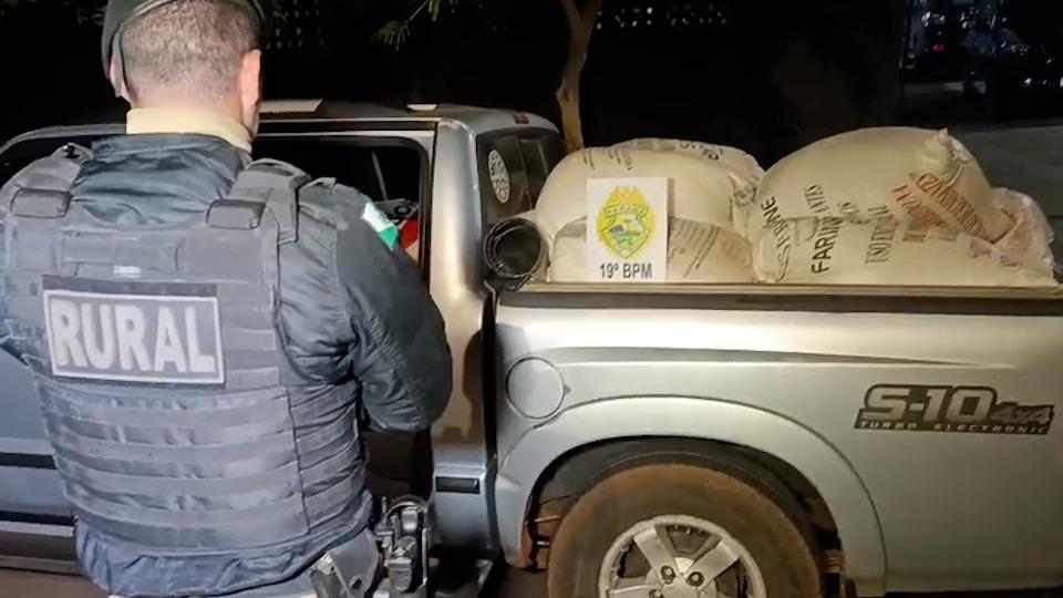 Polícia apreende 1,2 tonelada de ração e veículo durante patrulhamento rural