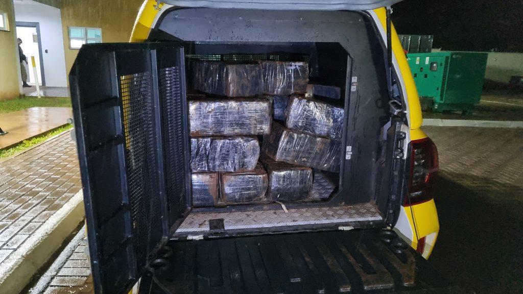 Policial de folga prende jovens tentando 'resgatar' maconha de carro capotado