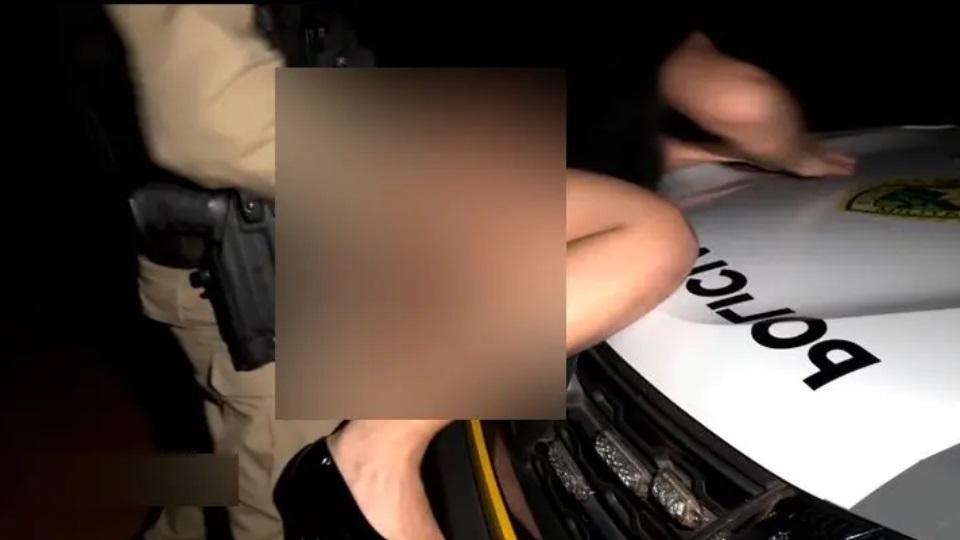 Policial é flagrado em vídeo tendo relações sexuais sobre viatura da PM