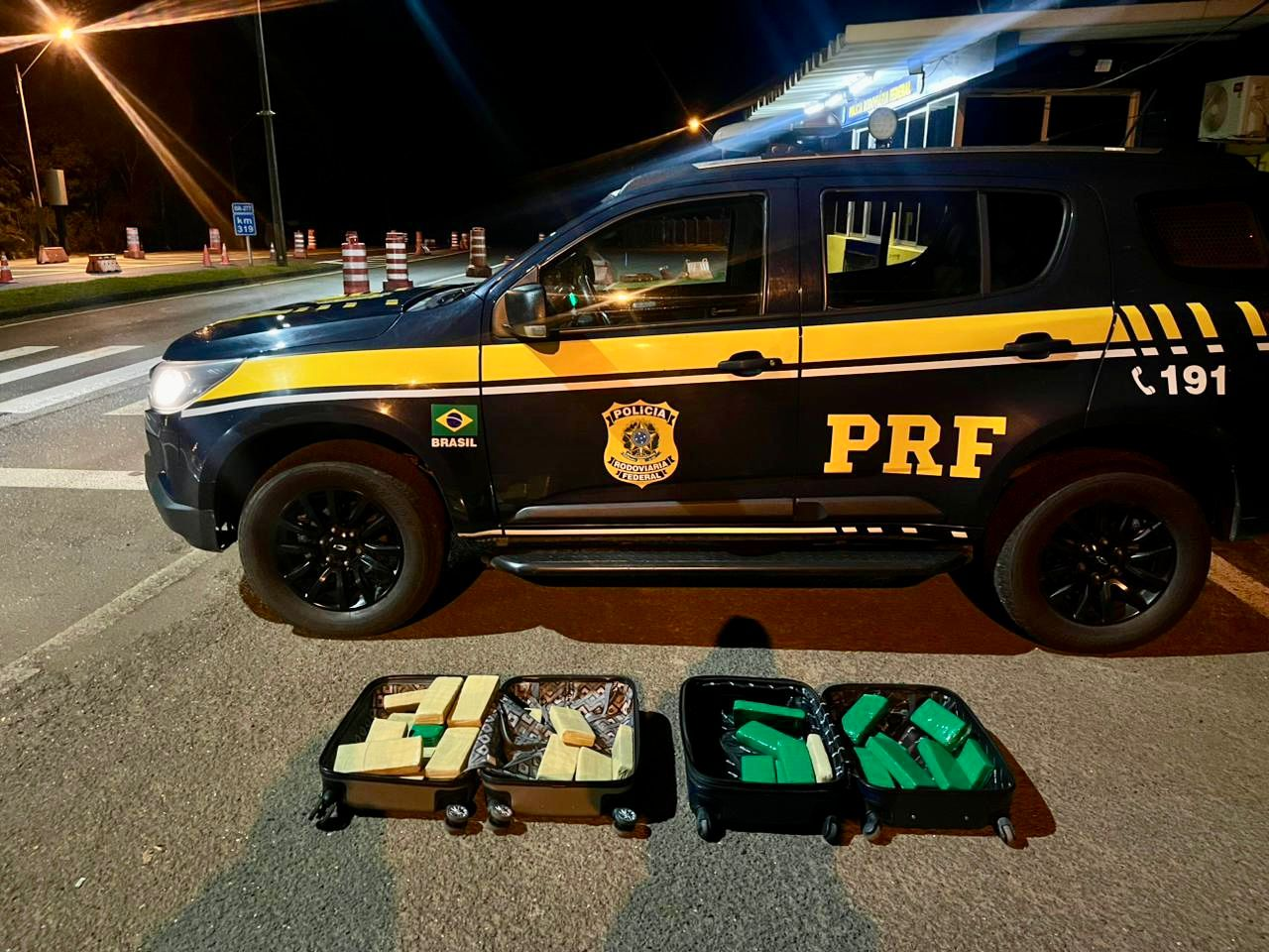 PRF apreende 25kg de maconha em ônibus na BR-277