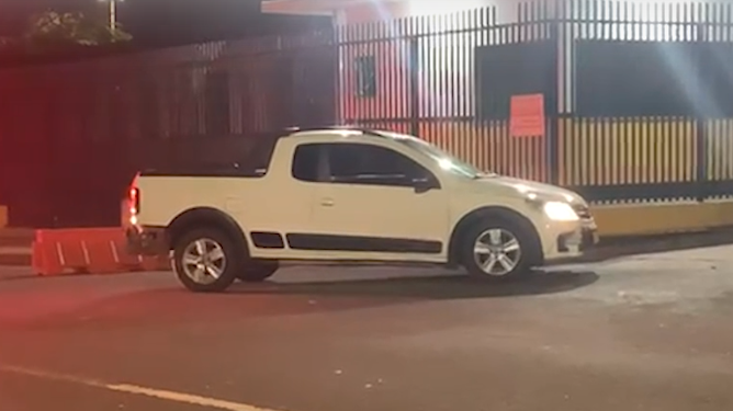 Vazou na braquiária: condutor foge da PRE e abandona Saveiro com 800 kg de maconha