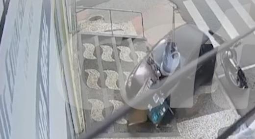 Veja! Após batida, carro invade calçada e atropela pedestre que usava muletas