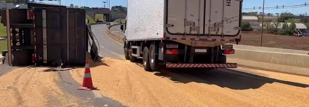 Bitrem carregado com soja tomba ao passar por trevo