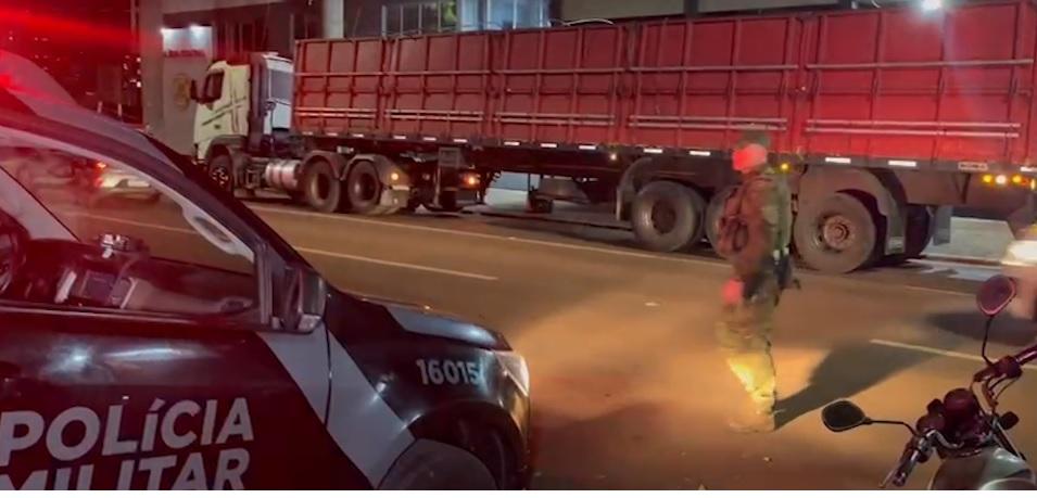 Caminhão escondia mais de duas toneladas de maconha em carga de soja