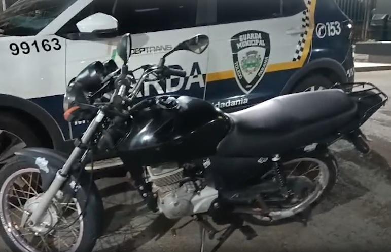 Moto furtada próximo à delegacia é encontrada com jovem dentro de colégio