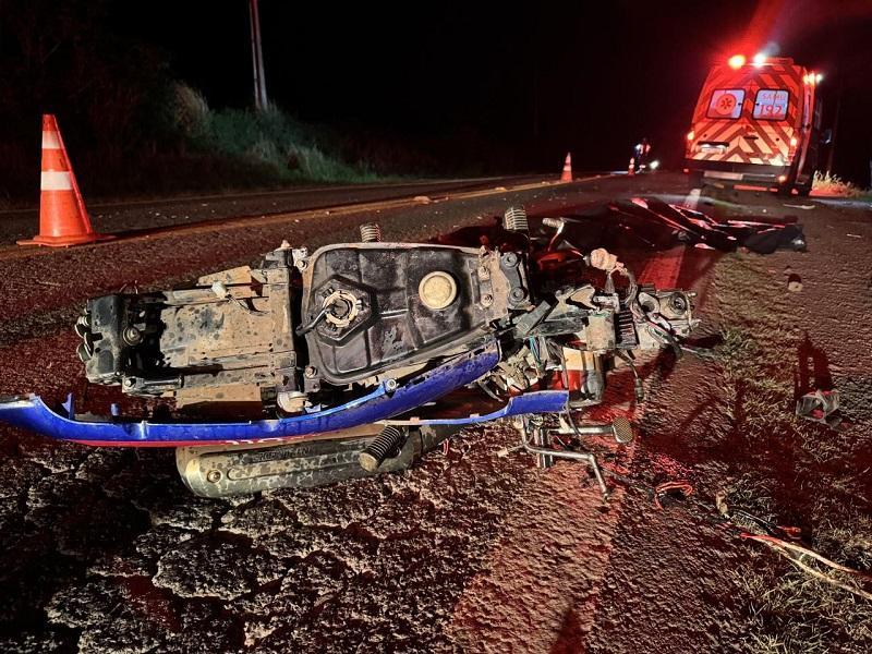 Moto parte ao meio e homem morre após bater em caminhão de ração no interior de Santa Helena