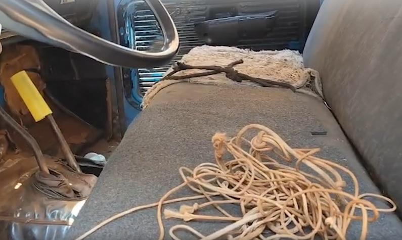 Veículo é apreendido após motorista ser flagrado usando corda como cinto de segurança