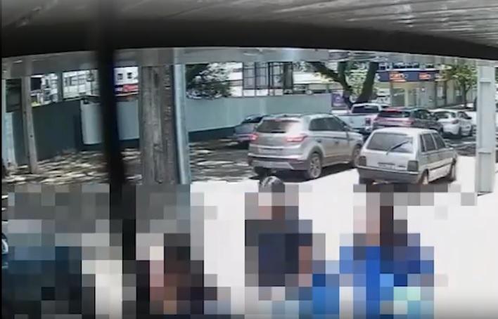 Após sair do colégio, trio de meninas vandaliza câmera de restaurante