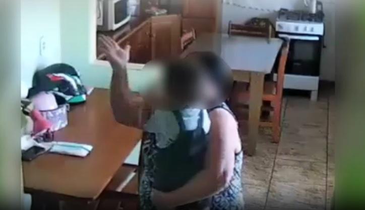 Câmera flagra babá agredindo criança de dois anos de idade