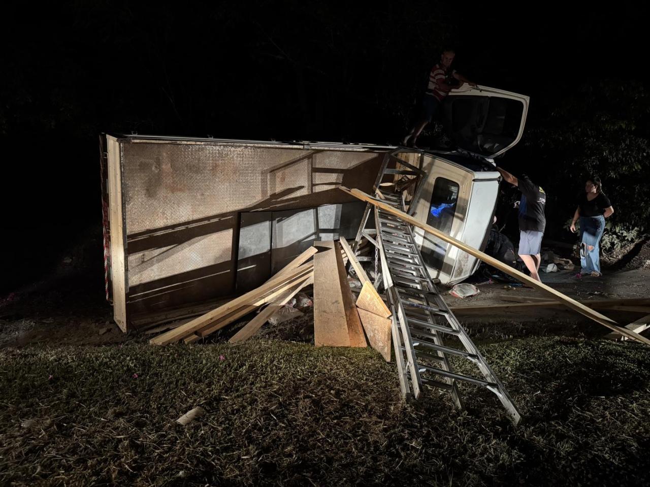 Caminhão sai da pista, tomba e deixa dois feridos em Santa Helena