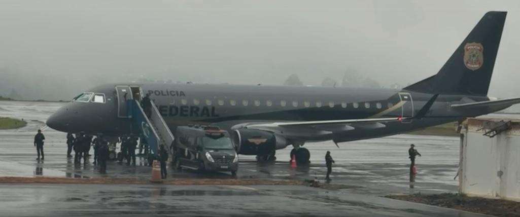 Chefes do CV desembarcam no Aeroporto de Cascavel e seguem para penitenciária da região