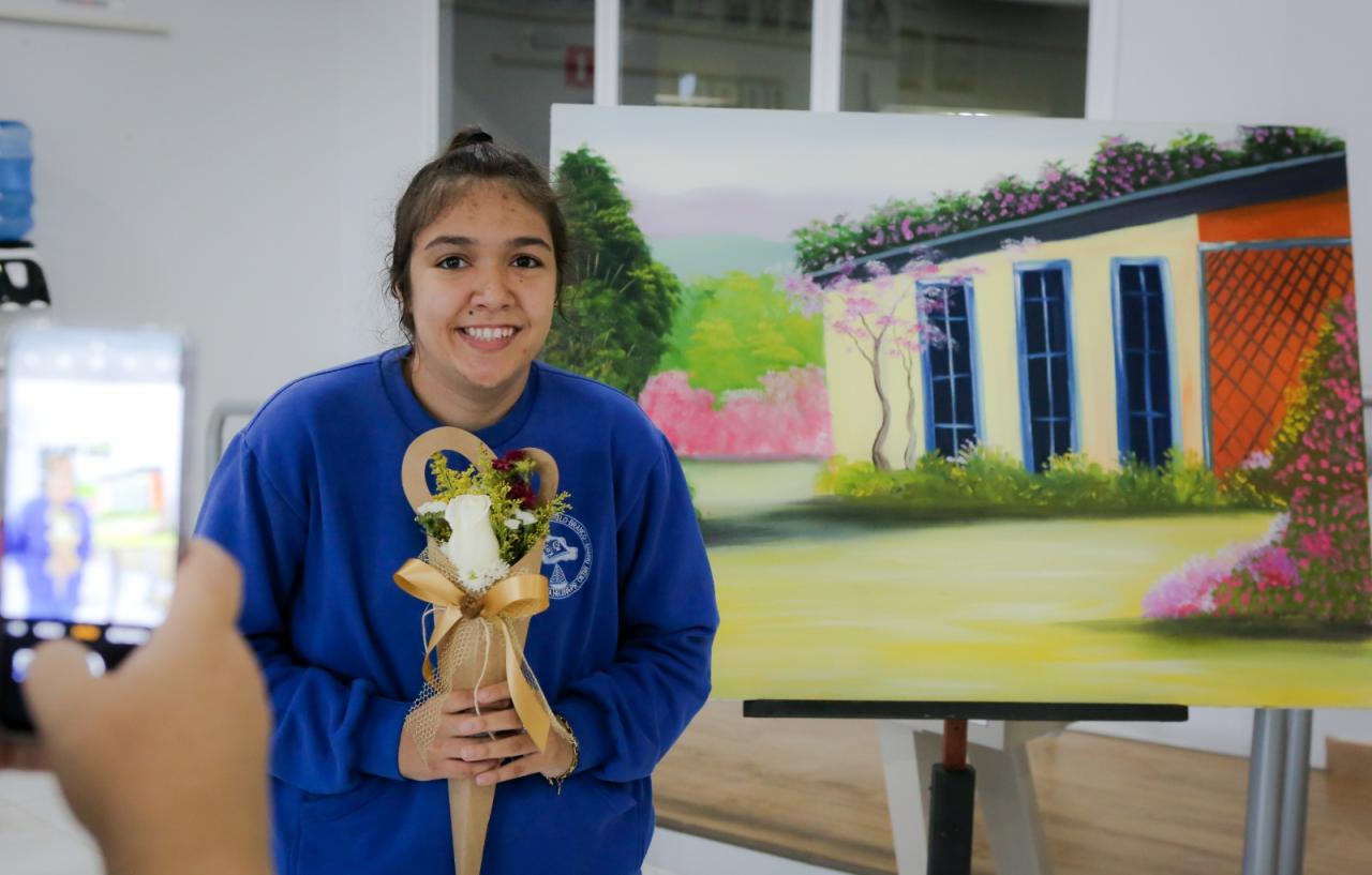 Jovem autista apresenta obras em exposição na câmara de vereadores de Santa Helena