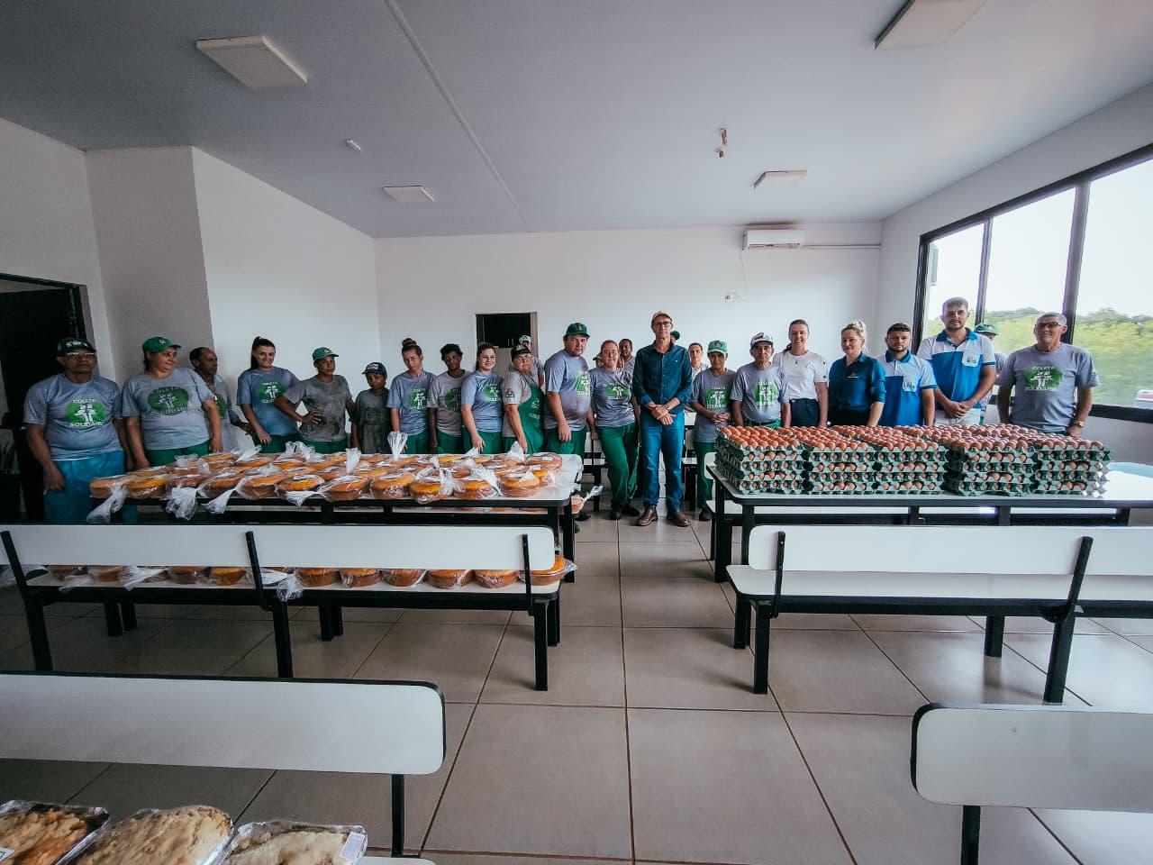 Prefeitura entrega alimentos da agricultura familiar a agentes ambientais da Usina de Reciclagem
