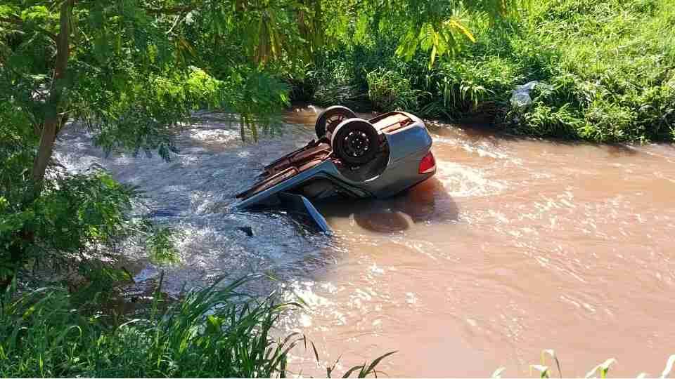 Carro com mulheres e crianças capota e para dentro do Rio Toledo