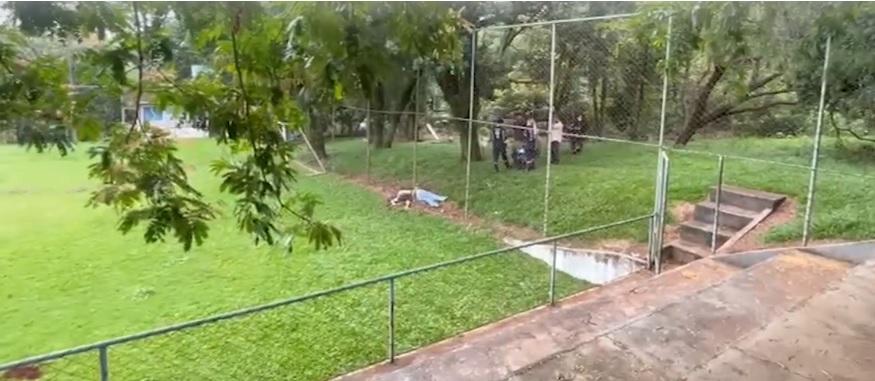 Dois corpos são encontrados em campo de futebol