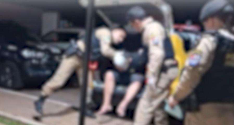 Homem é preso após agredir esposa e três filhos durante a madrugada