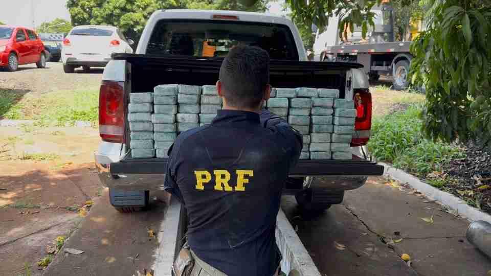 Homem é preso com 82 kg de pasta base de cocaína escondidos em caminhonete