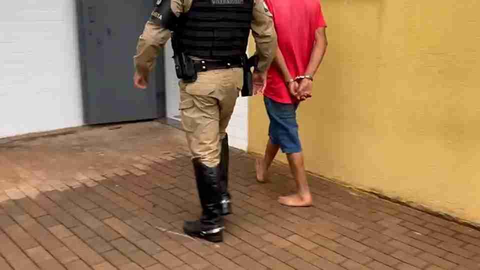 Homem é preso por ameaçar filho de três anos com faca