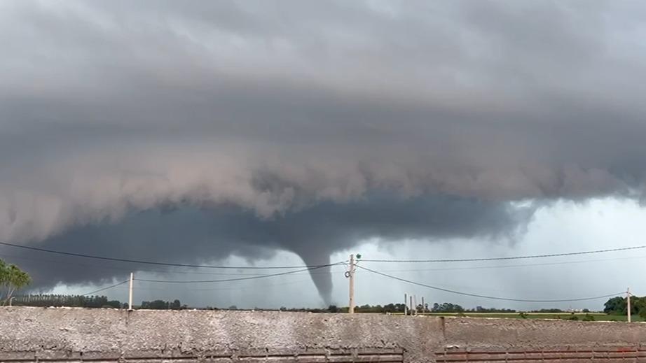 Tornado deixa estragos em Santa Rosa Del Monday, no Paraguai