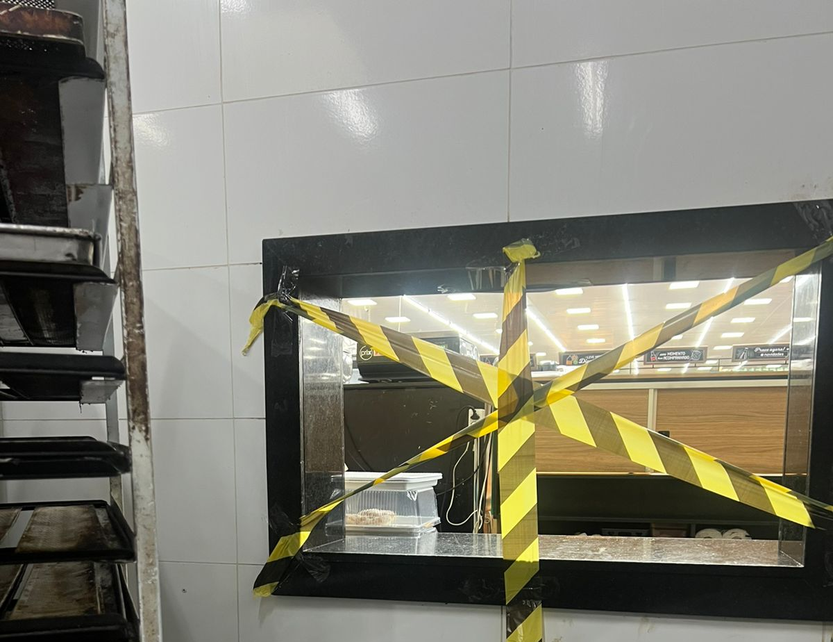 Alimentos com fezes, mofo e produtos vencidos: padaria de supermercado é interditada