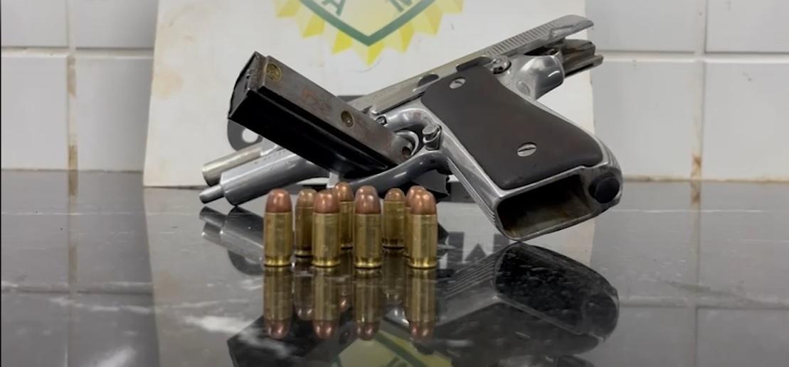 Homem atira na própria perna ao guardar arma após realizar disparos em frente à residência