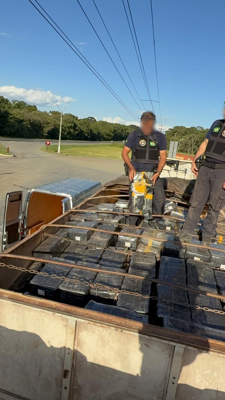 Mais de 2,3 toneladas de maconha são encontradas em caminhão no Paraná
