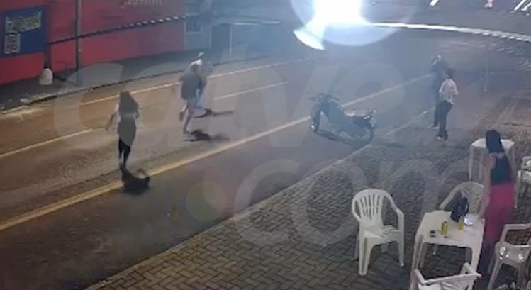 VEJA ESSA! Vítimas colocam bandido para correr em tentativa de assalto