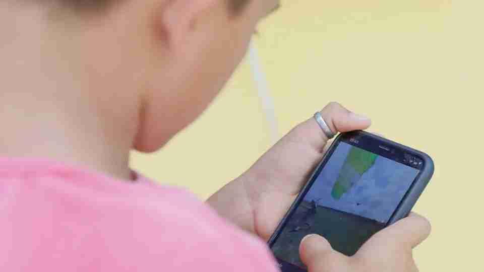 Deputado propõe proibir redes sociais para menores de 16 anos