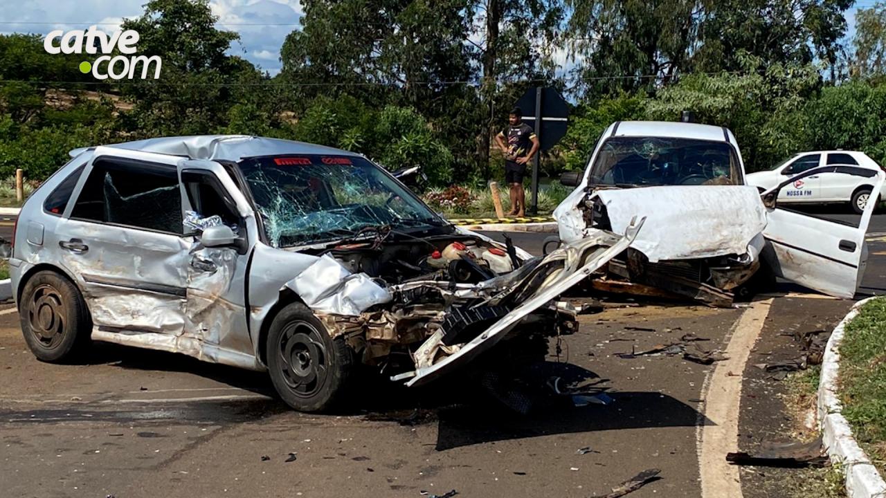 Duas pessoas morrem e três ficam feridas em grave acidente na PR-158