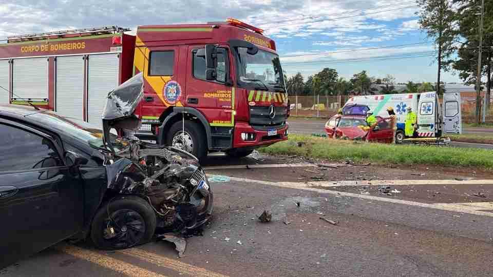 Grave acidente interdita a BR-277 em Cascavel e deixa seis feridos