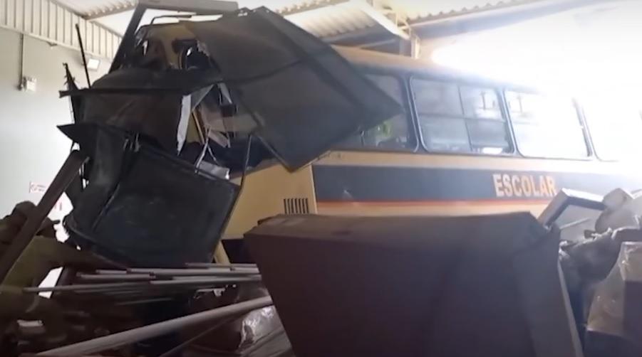 Ônibus escolar invade empresa em Medianeira