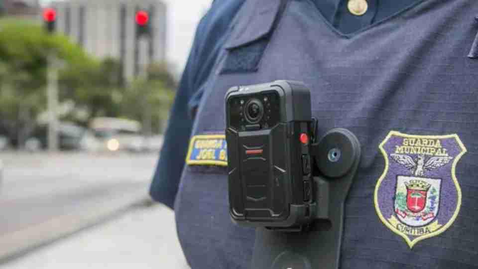 Pai é baleado após tentar vender filha em ponto de tráfico