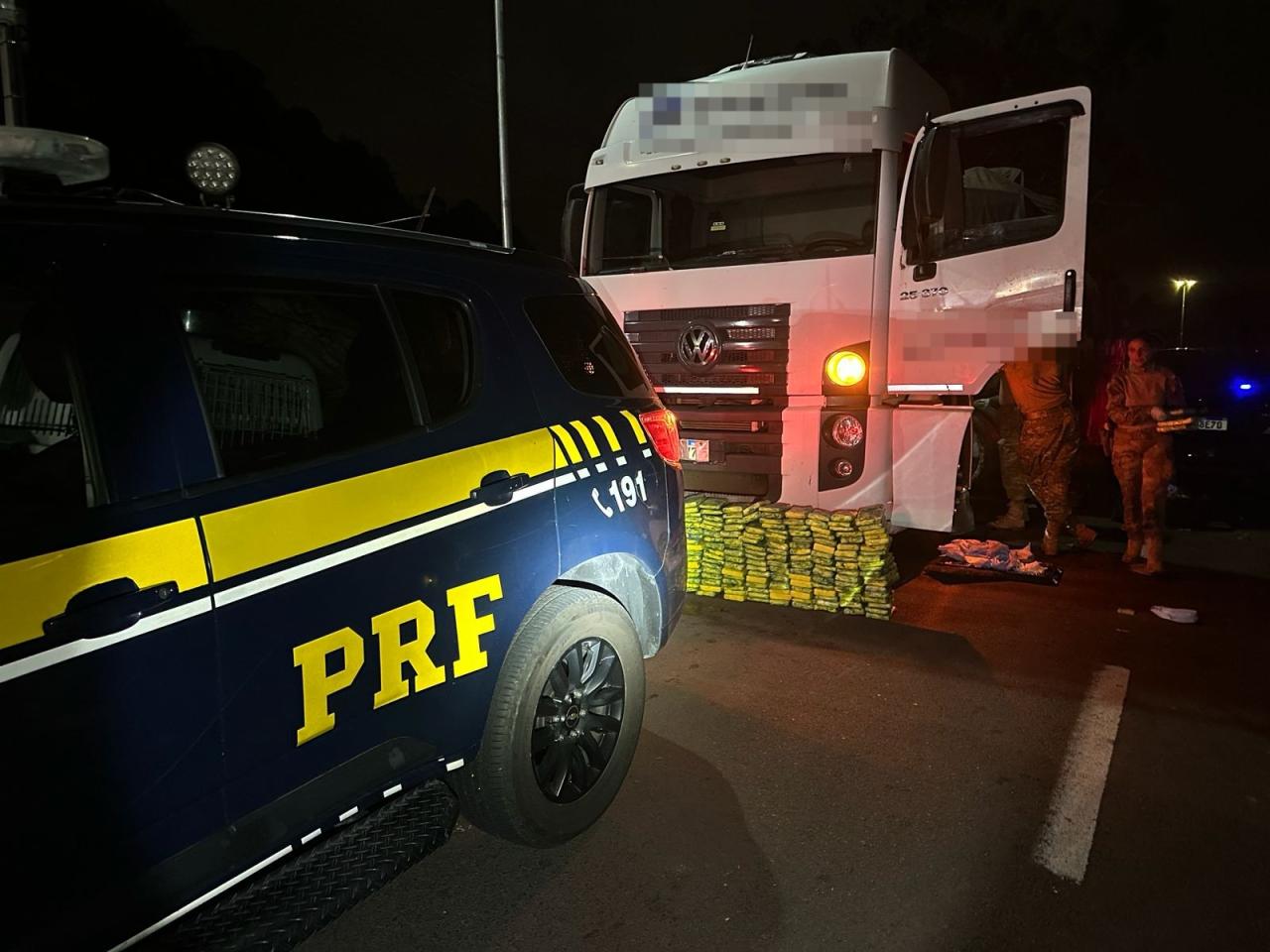 Polícia apreende 281 kg de cocaína e prende motorista de caminhão