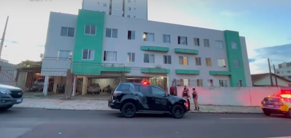 Bombeiros são chamados para resgatar criança após ser vista caminhando sobre telhado de casa