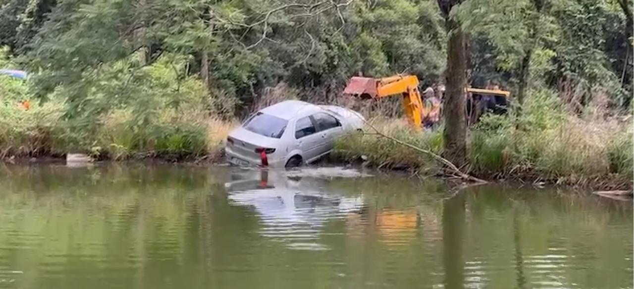 Fuga termina com carro carregado de agrotóxicos em açude