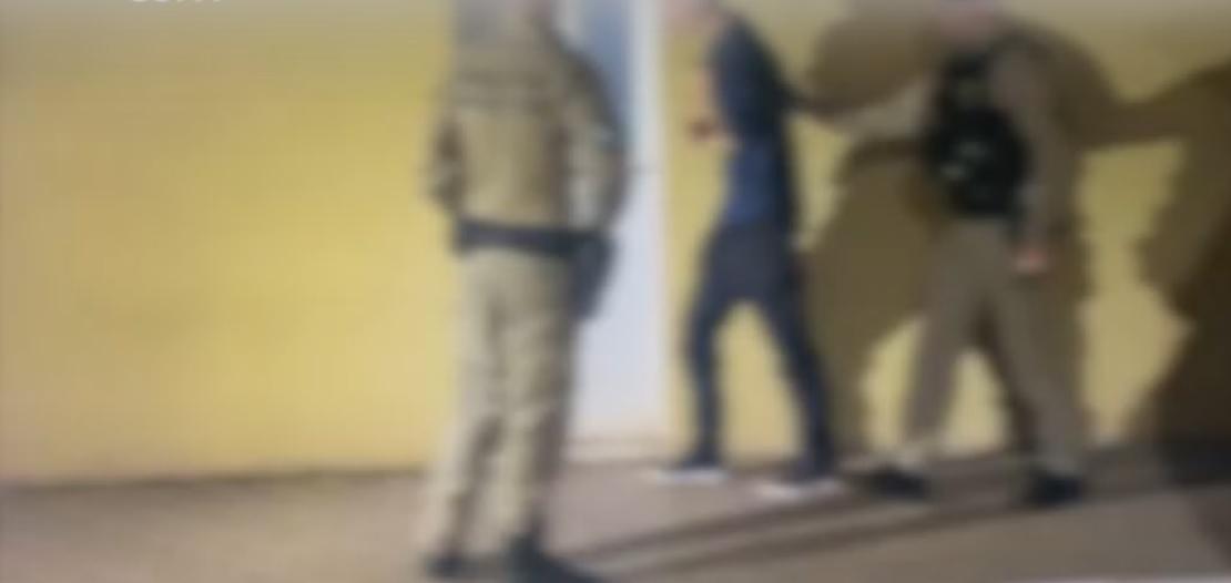 Irmãos invadem casa de ex-companheira, causam danos e investem contra PMs em abordagem