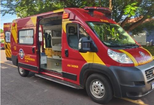 Mulher fica ferida após colisão entre caminhão e scooter elétrica