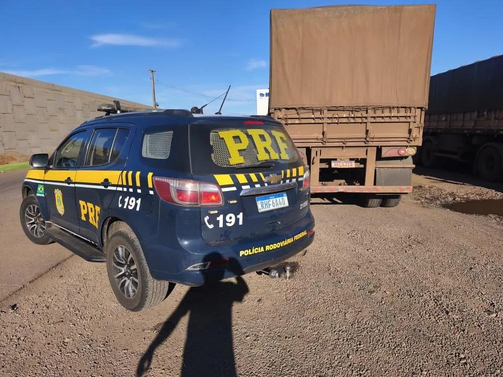 PRF apreende carreta com cerca de 500 caixas de cigarros contrabandeados