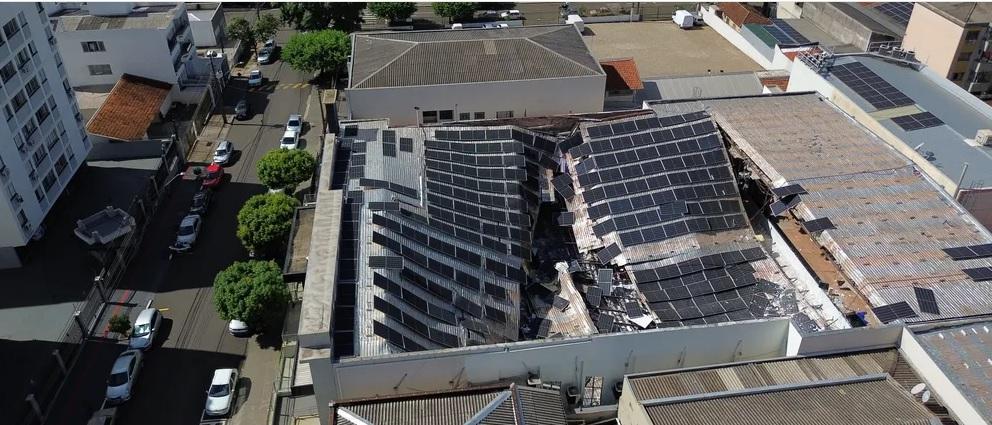 Telhado do Templo Central da Assembleia de Deus em Londrina desaba