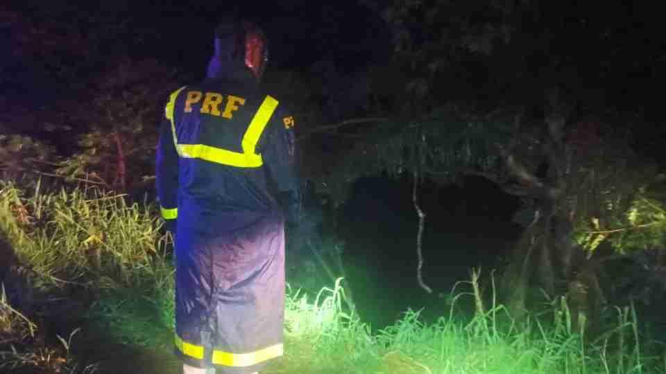 Caminhão cai em represa na BR-116 e deixa criança morta e pai desaparecido no Paraná